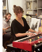 Eva-Nicole Leroux bij kaarslicht in Galerie de Hollandsche Maagd